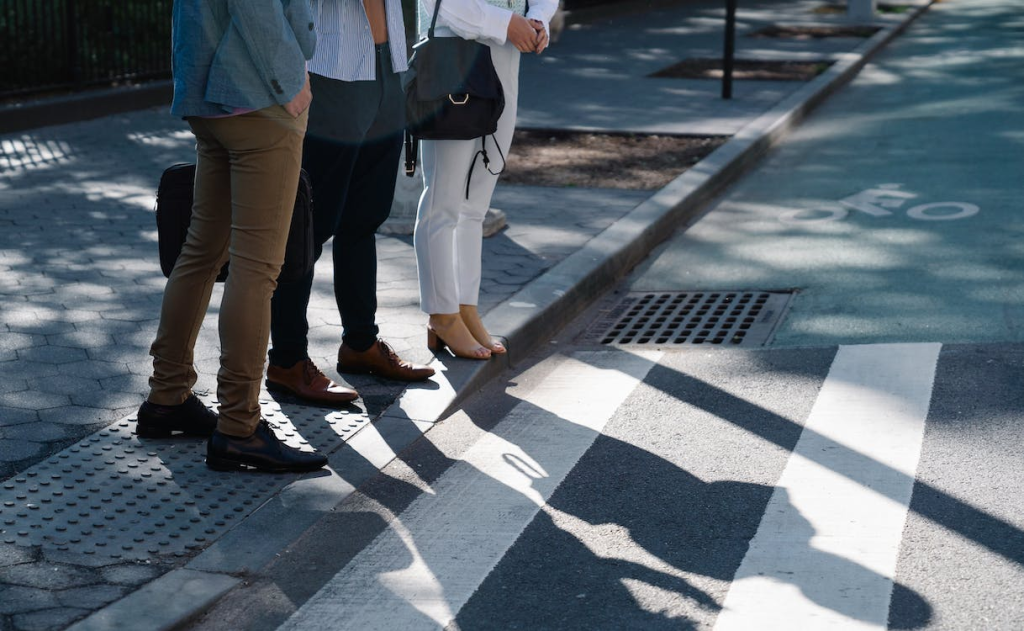 Extraños. Por Elvis Suárez 1